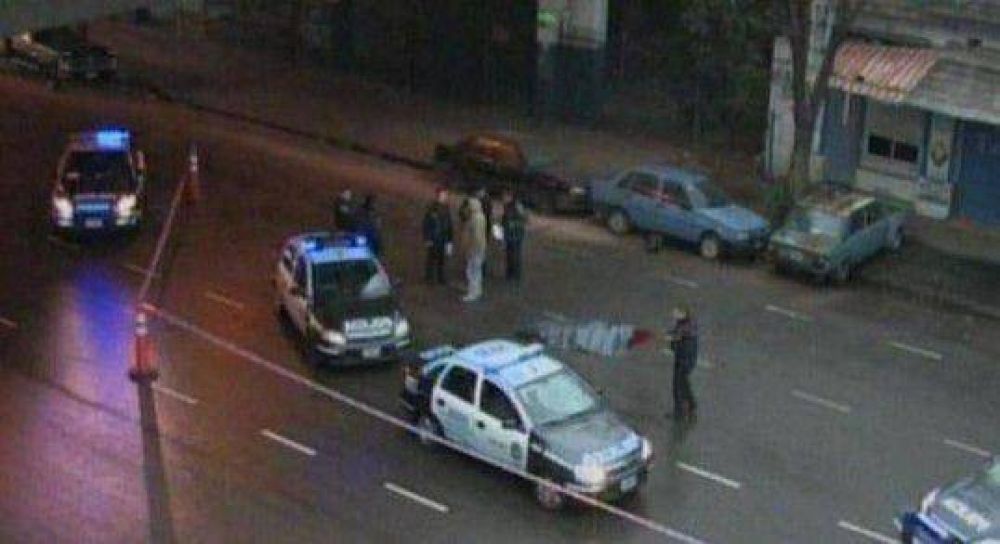 Muri� un motociclista al caerse de la Autopista 25 de Mayo