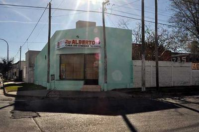 Le apunt� a una nena de 8 a�os para robar en una rotiser�a