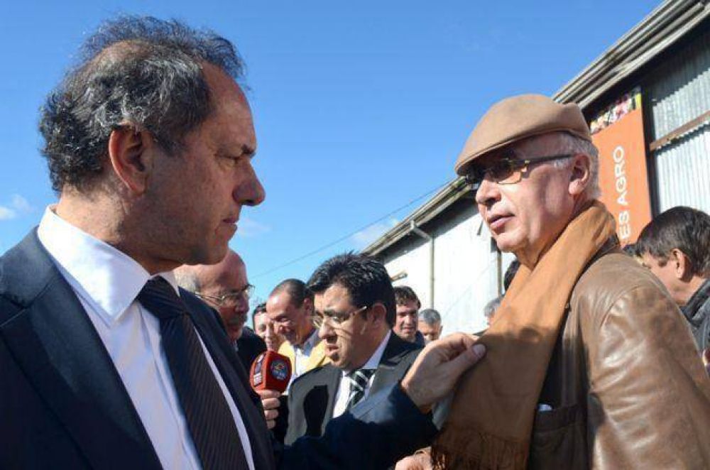 Acto de entrega de la nueva maquinaria para la localidad de Del Carril
