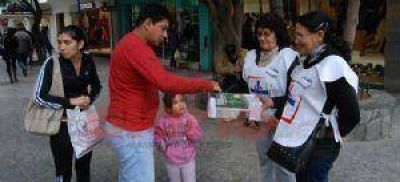 Voluntarios piden caridad a santiague�os