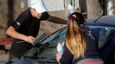 Hay unos 150 limpiavidrios en las calles