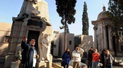 La historia viva de los mendocinos en la vieja ciudad de los muertos