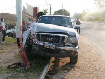 Camioneta descontrolada choc� y termin� contra una columna 