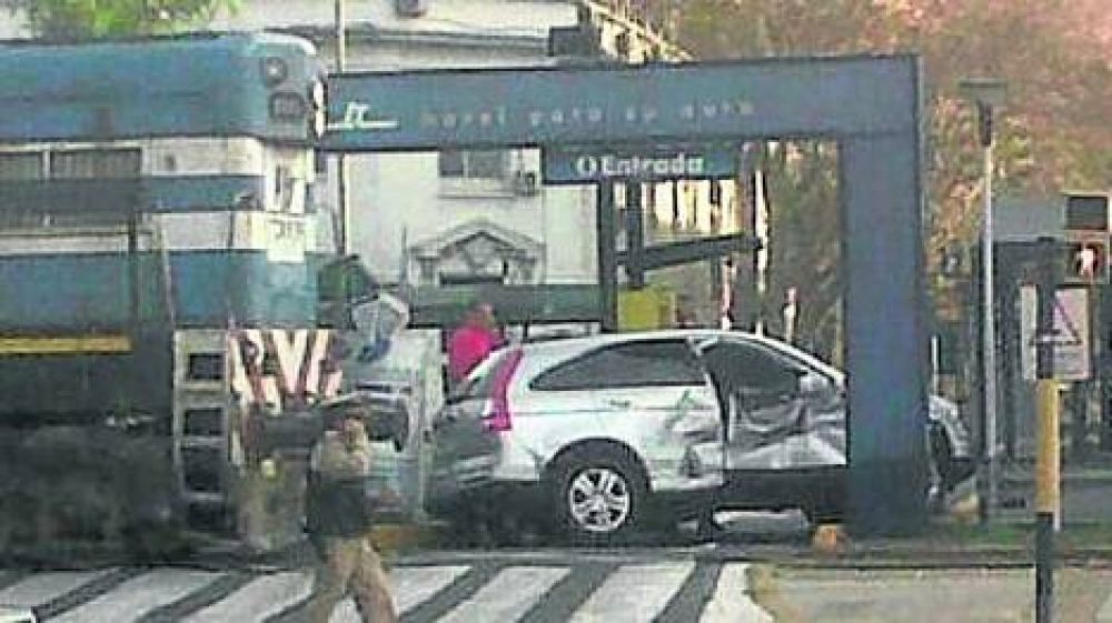 Puerto Madero: otra vez el tren de carga atropell� a una camioneta