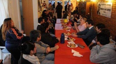 Das Neves se reuni� con j�venes en Gaiman