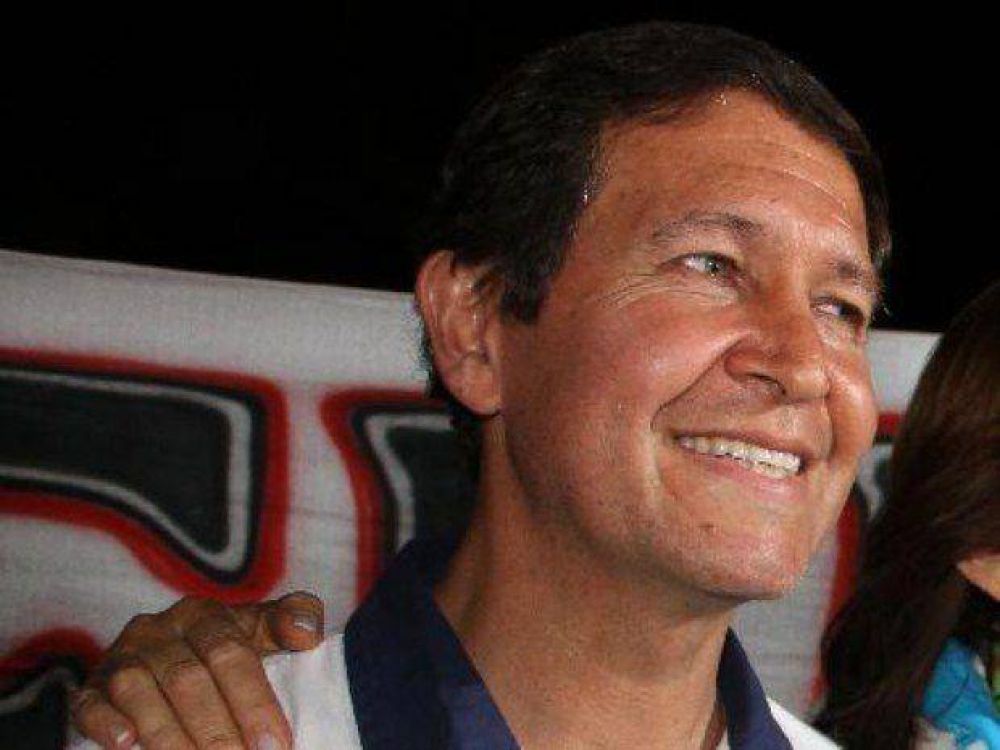 De izquierda a derecha, Biella suma apoyos