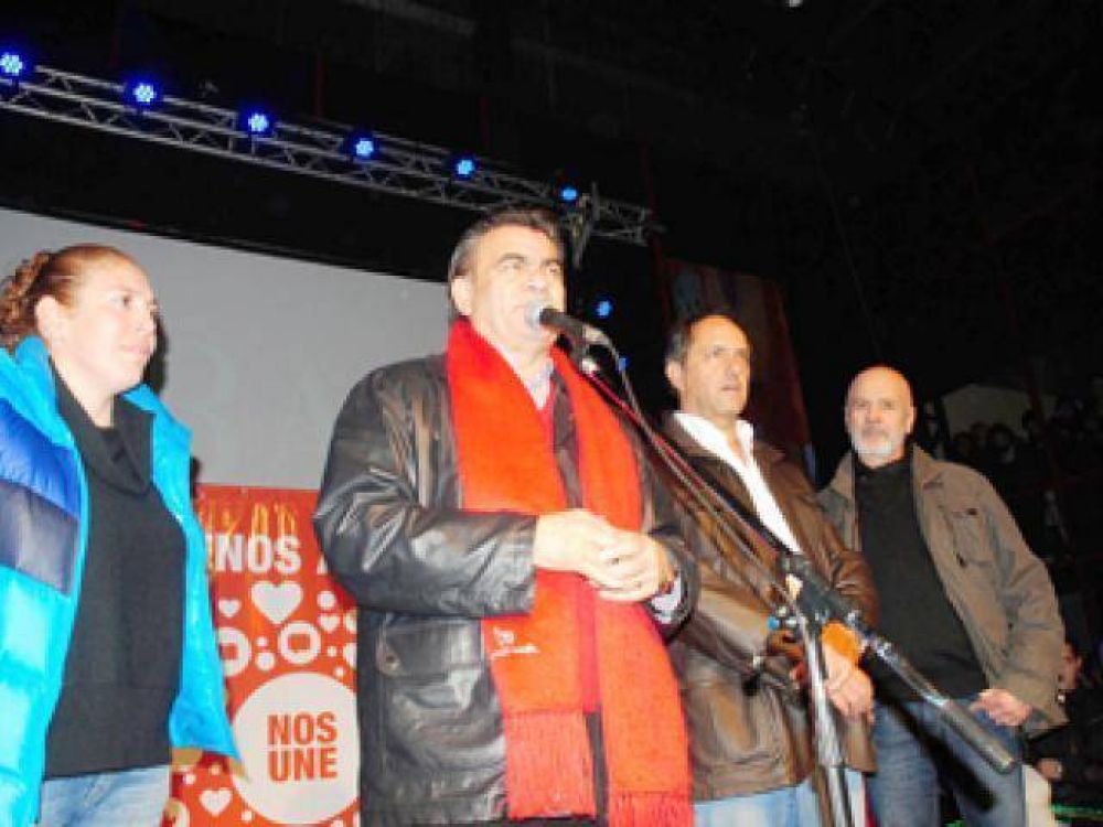 Guti�rrez y Scioli inauguraron el Centro Cultural de Solano