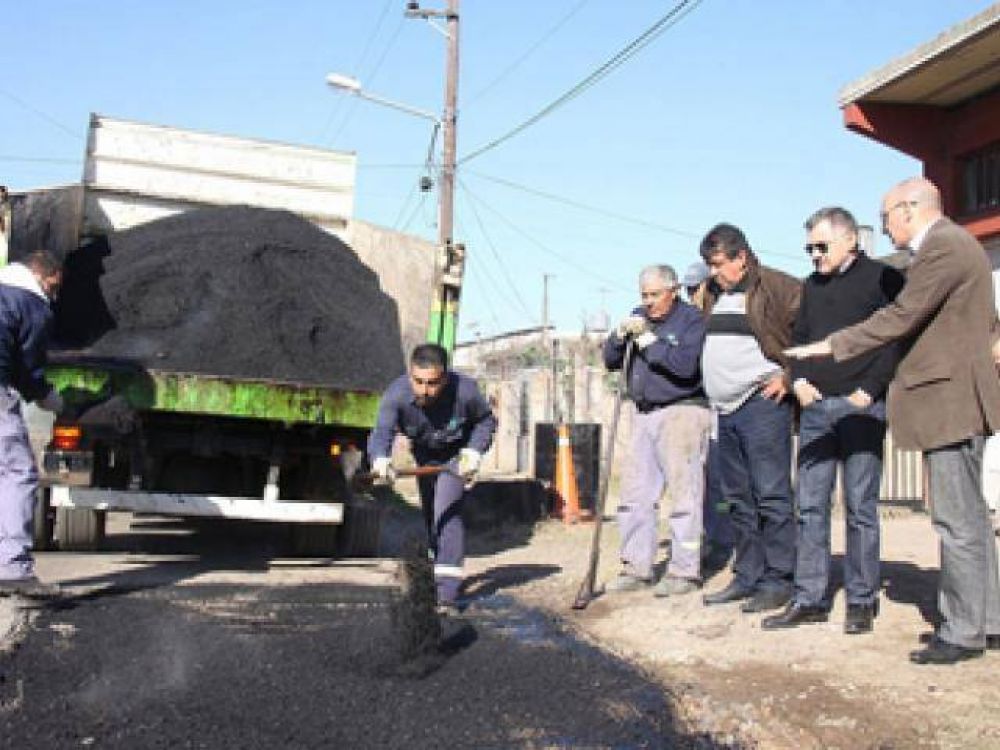 Pereyra visit� la planta asf�ltica