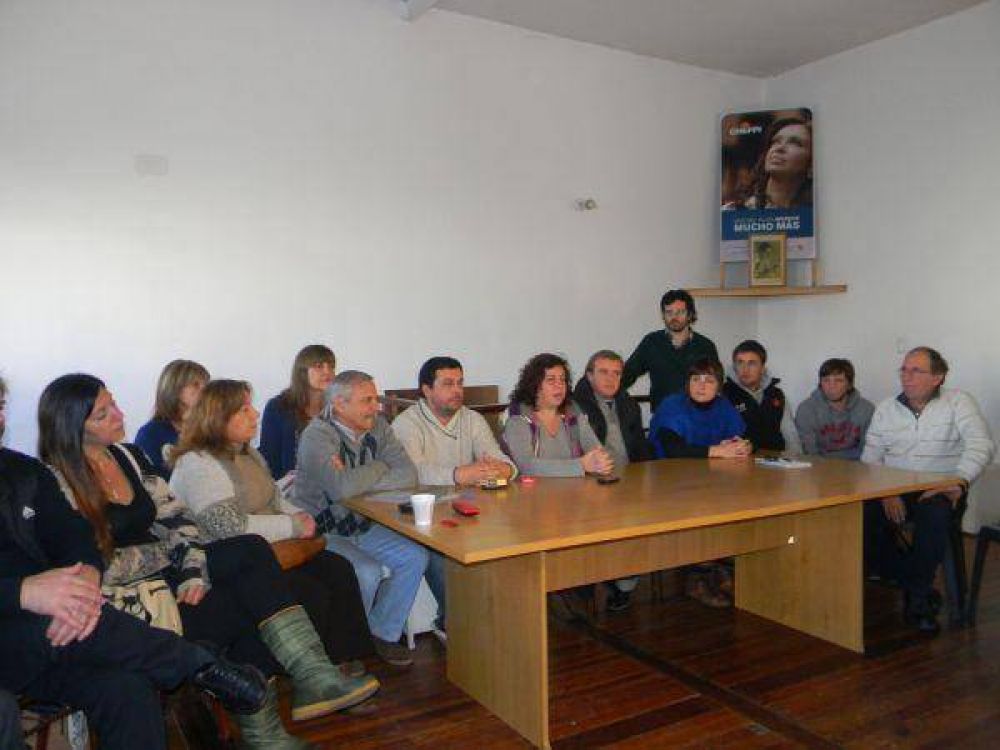 Kirchnerismo expres� su �en�rgico repudio� a la suspensi�n de la consulta