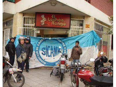 MOTOQUEROS DENUNCIAN A LA FIRMA �EL LECH�N RENGO�