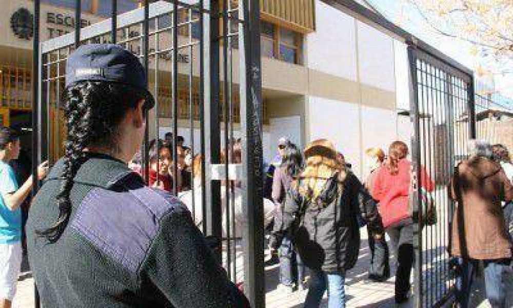 Piden garantizar la seguridad de docentes y expulsar a alumnos que los agredan f�sicamente