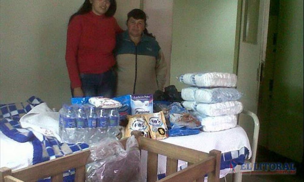 Mientras recibe y aguarda m�s asistencia, la ni�a madre goyana ya amamanta al beb�
