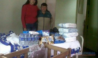 Mientras recibe y aguarda m�s asistencia, la ni�a madre goyana ya amamanta al beb�