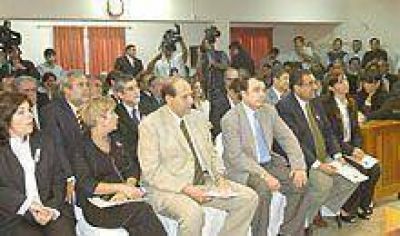 Ayer hubo invitados a la sesi�n especial de apertura 
