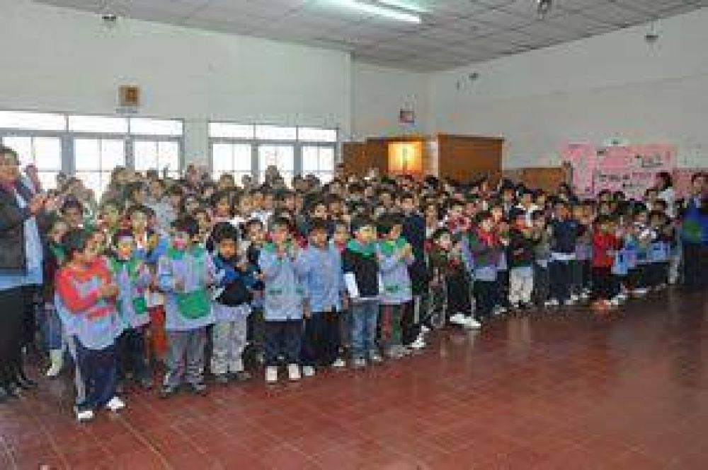  Entrega de material bibliogr�fico en Rawson