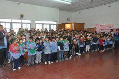  Entrega de material bibliogr�fico en Rawson