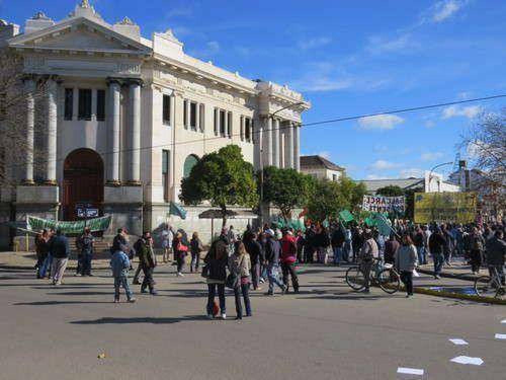 Municipales anunciaron que sigue el paro, aunque podr�a haber un acuerdo en breve