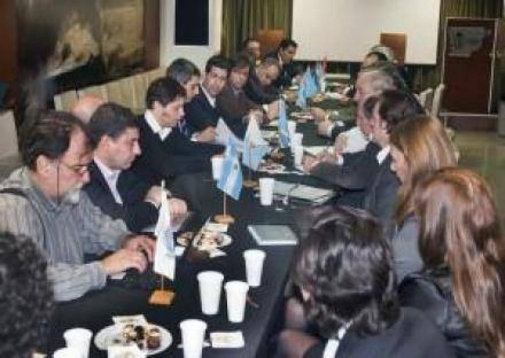 Conformaron comite de seguimiento del acuerdo hidrocarburifero entre nacion y provincias petroleras 