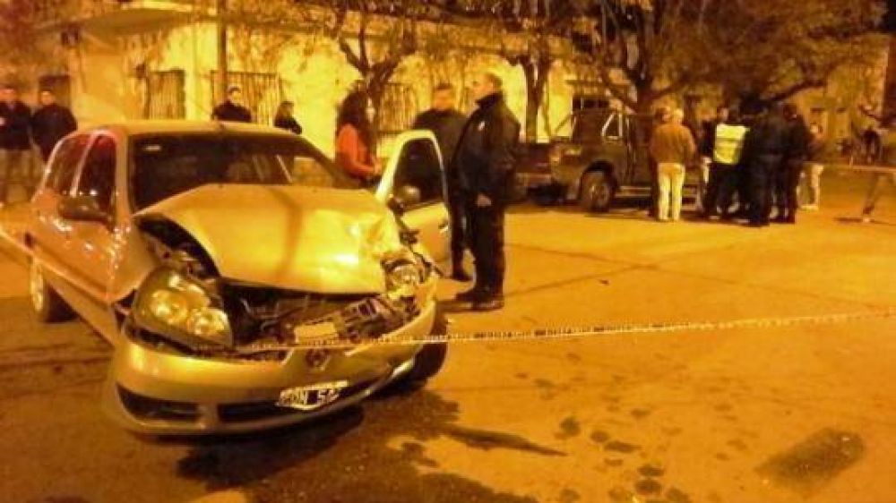 Violento choque entre dos autos en una esquina con sem�foro