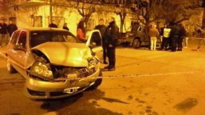 Violento choque entre dos autos en una esquina con sem�foro