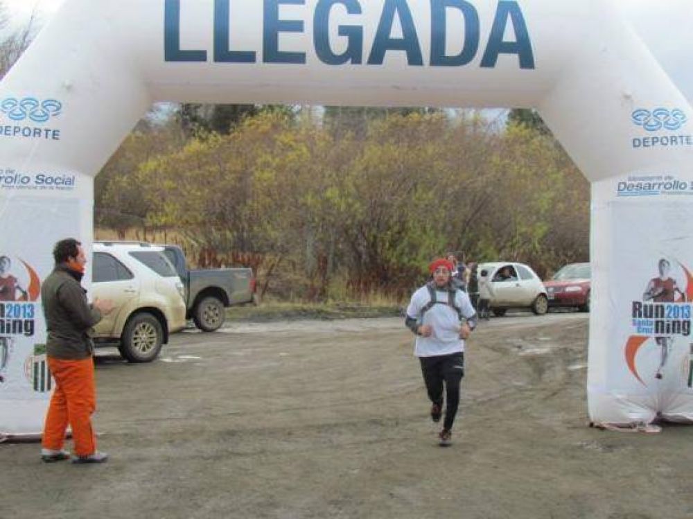 Running Santa Cruz, con �xito en la nieve de R�o Turbio