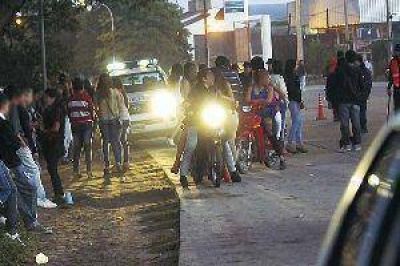 Otra madrugada de alcohol, violencia y descontrol adolescente en la autopista