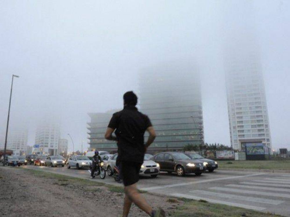 La ciudad amaneci� cubierta de niebla con pedido de precauci�n en rutas y vuelos demorados