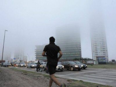 La ciudad amaneci� cubierta de niebla con pedido de precauci�n en rutas y vuelos demorados