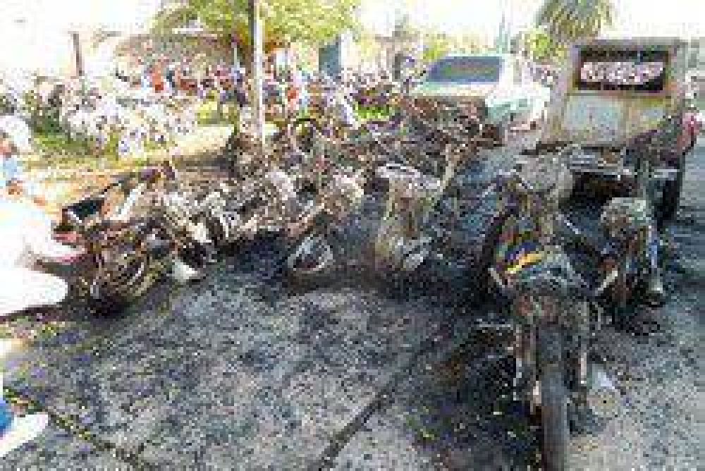 Villa Angela: Incendiaron m�s de 16 motos en el corral�n municipal