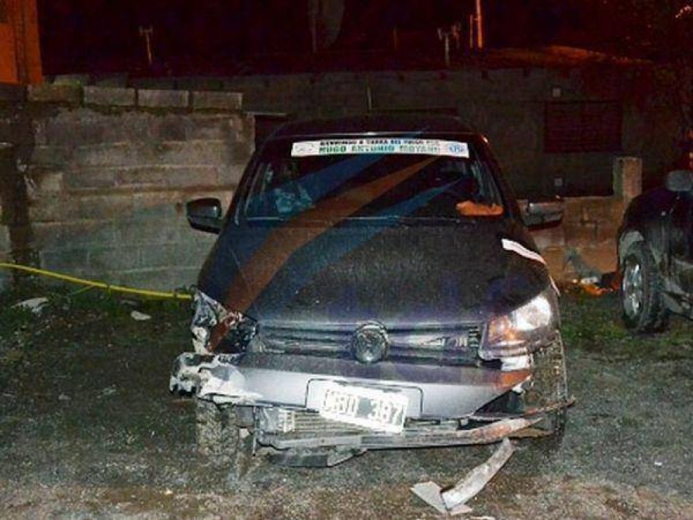 Volcaron en la ruta 3 y constataron que llevaban un arma y drogas