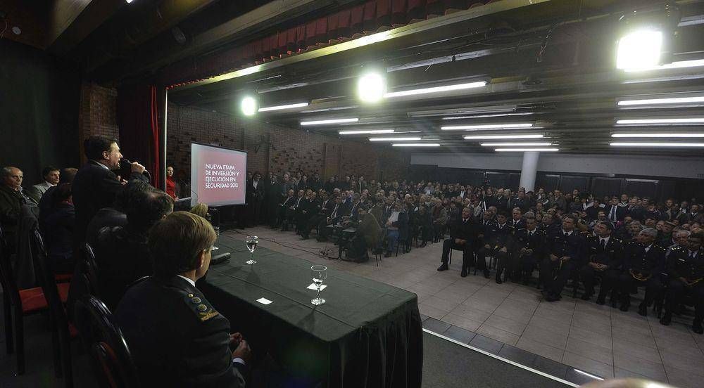 EL INTENDENTE DE LAN�S DAR�O D�AZ P�REZ, PRESENT� LA NUEVA ETAPA DE INVERSI�N Y EJECUCI�N 2013 EN SEGURIDAD Y PROTECCI�N CIUDADANA