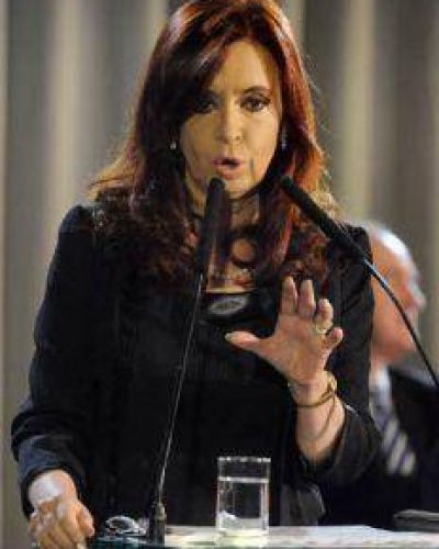 CFK: "Queremos que los tres poderes sean independientes de las grandes corporaciones"