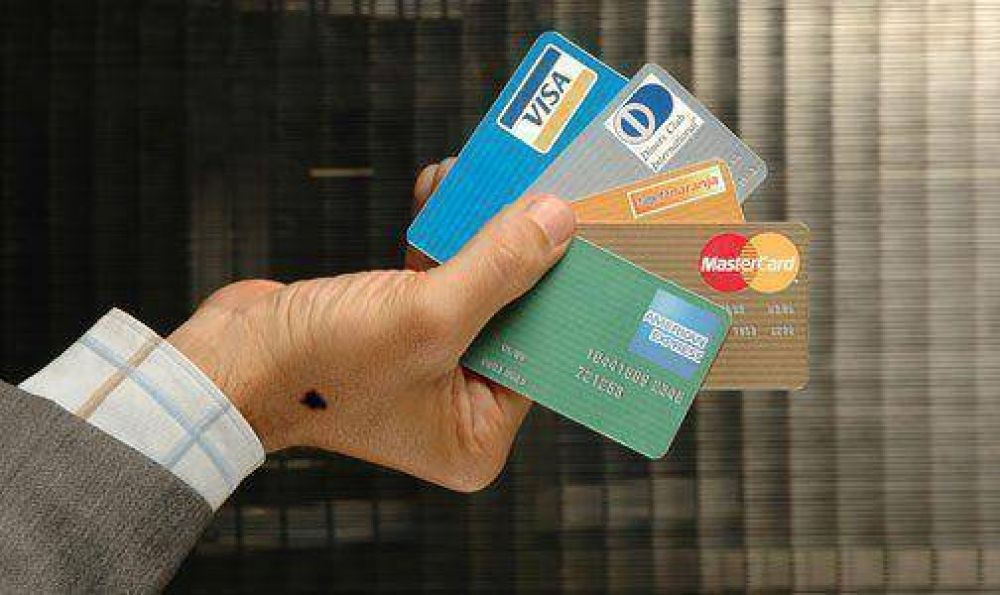  Analizan nuevas medidas para frenar los gastos en d�lares con tarjetas