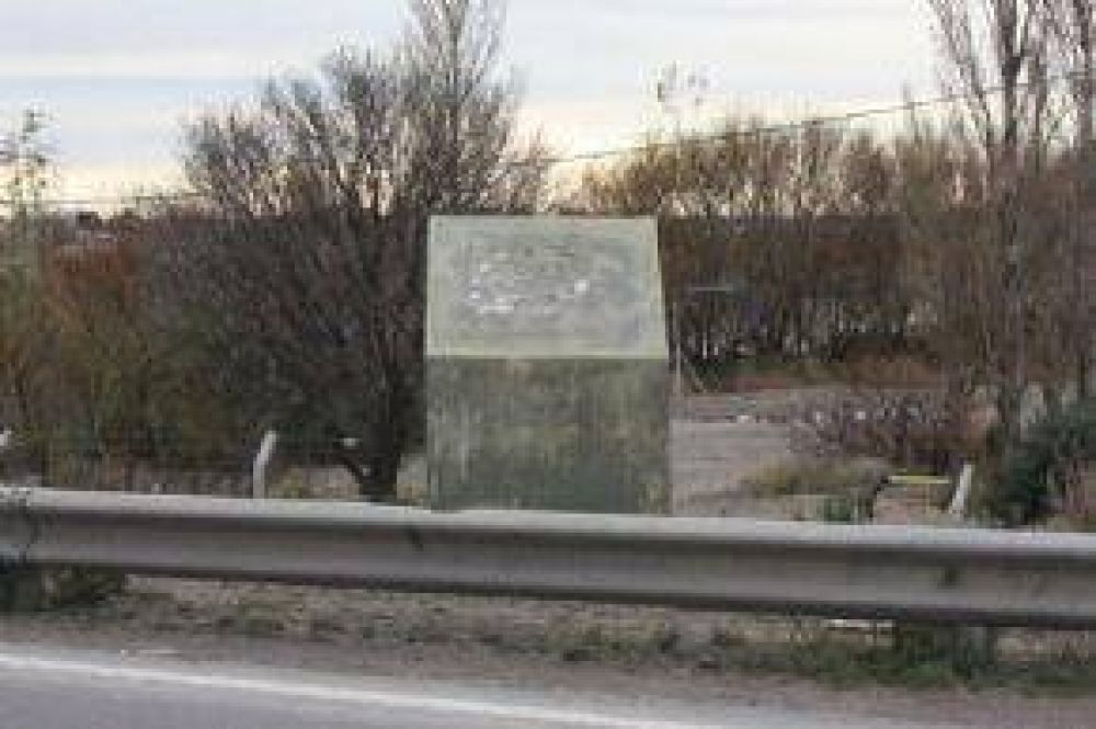 Leyenda Urbana: Robaran Placas De Bronce De Das Neves Para Hacer Monumento A Blas y Buzzi