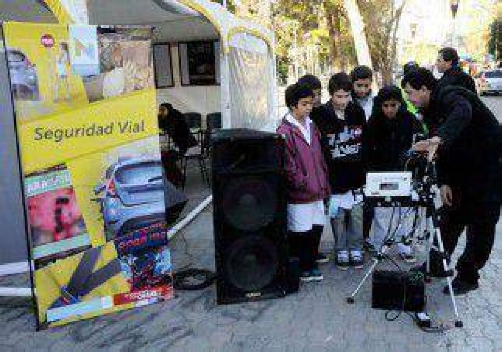 Abuelos controlar�n el tr�nsito en los colegios 