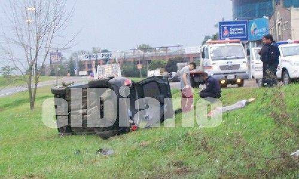 Tres heridos por vuelco en Panamericana