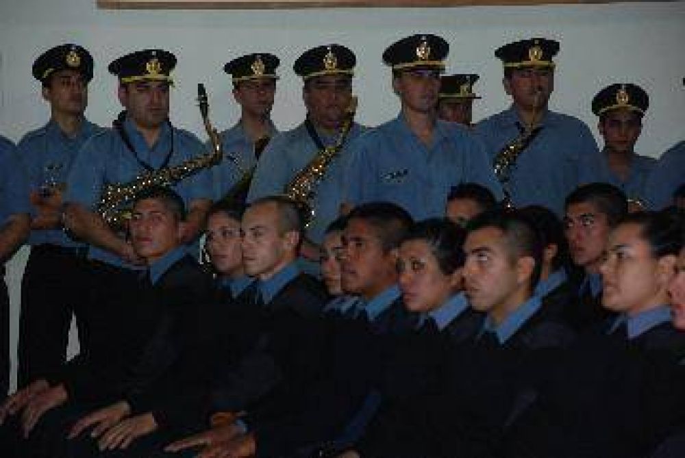 Egresan 61 polic�as y prometen m�s patrulleros