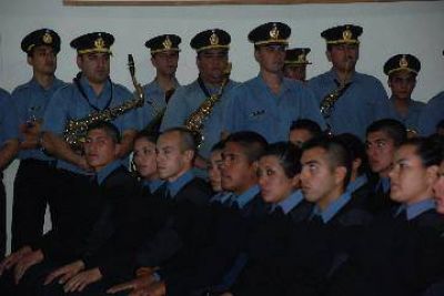 Egresan 61 polic�as y prometen m�s patrulleros