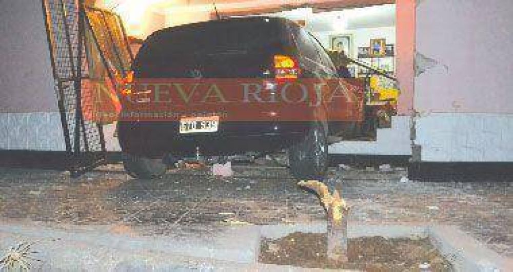 Un autom�vil se incrust� en una casa y no fue tragedia de milagro