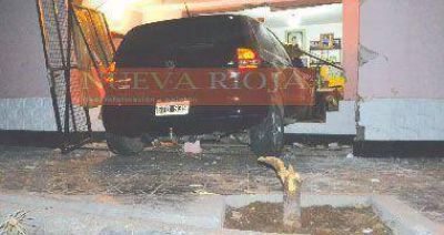 Un autom�vil se incrust� en una casa y no fue tragedia de milagro