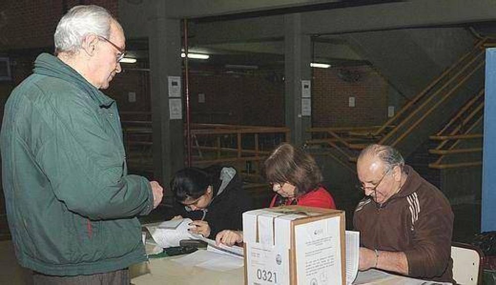 Nerviosas negociaciones en C�rdoba a dos d�as del cierre de alianzas