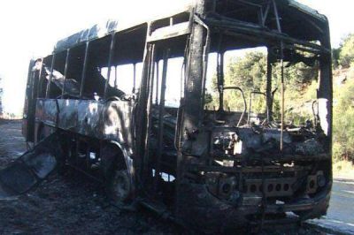  Se quem� un colectivo de 3 de Mayo