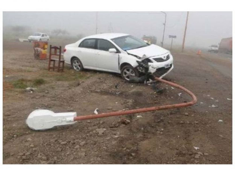 Violenta colisi�n de un auto en la autov�a 14