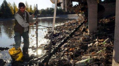 Encuentran de todo en el vaciado del lago del Parque San Mart�n