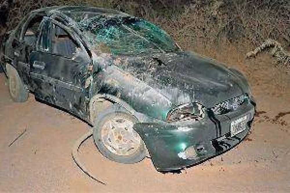 Joven madre pereci� al volcar el auto en el que viajaba con su familia