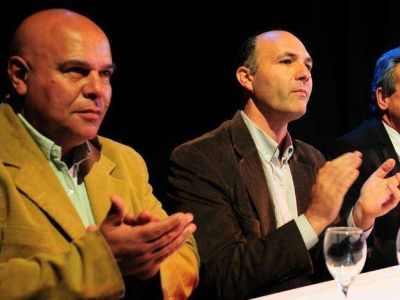 A horas de la llegada de Cristina, la interna del justicialismo volvi� a activarse por el orden de las listas