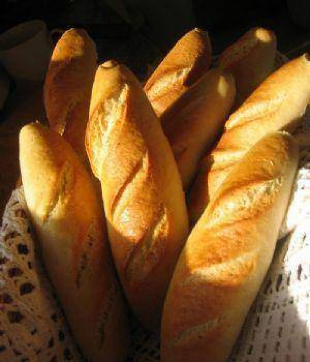 Algunas panaderas ya venden a 14 pesos el kilo de pan