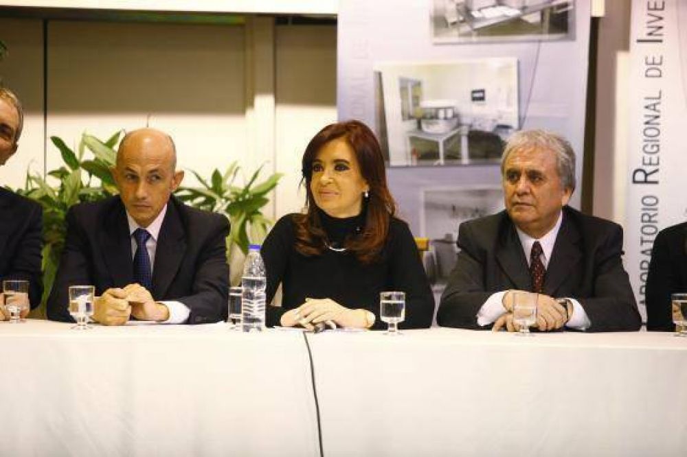 Intendente Cant�n rubric� convenios por m�s obras para R�o Gallegos