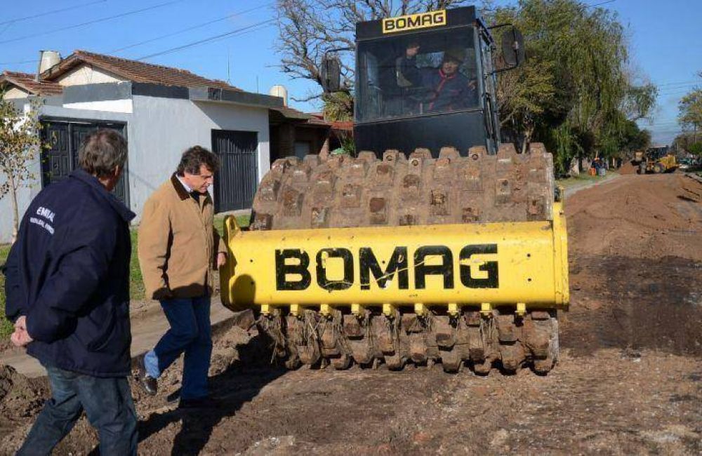 El intendente Pulti recorri� obra de asfalto en el barrio El Gaucho