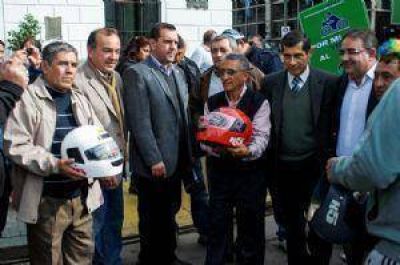 Entrega de cascos por el �D�a Internacional de la Seguridad Vial�